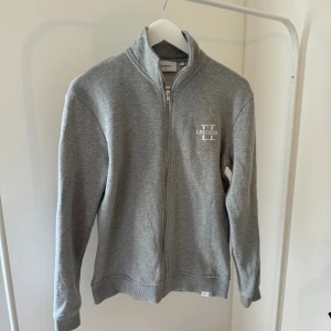 Les deux zip  - Hej! Säljer nu min Les deux zip i storlek S. Inköpt på Boozt i Maj 2024. Är endast använd 1 gång och efter användning åkte in den i tvätten och insåg senare att den hade krympt lite i längd så den blev för kort enligt mig, Är 173 cm lång. 