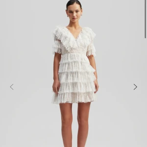 Ny by malina klänning  - Helt ny med prislapp!! Nypris 2800kr 🩷