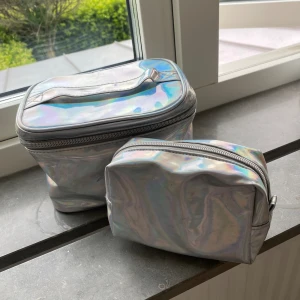 Necessär  - Necessär, vet inte var den är köpt. Köp båda för 75 en för 50