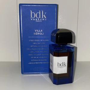 Bdk villa neroli - En perfekt sommar parfym luktar fräscht och somrigt. Det är ca 95/100 ml kvar. Box tillkommer, skriv vid funderingar.