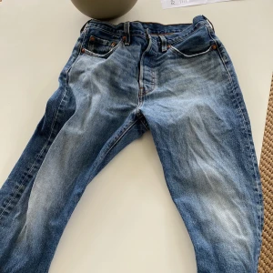 Levis jeans - Väldigt liten passar typ 158cm. 6.5/10 skick.