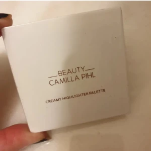 Highlighter camilla pihl - Helt ny oöppnad. Nypris 309kr på lyko. Slutsåld!! Säljer för att jag har två, färgerna är jättefina och super lättabsorberande. Går även att användas som ögonskugga💗