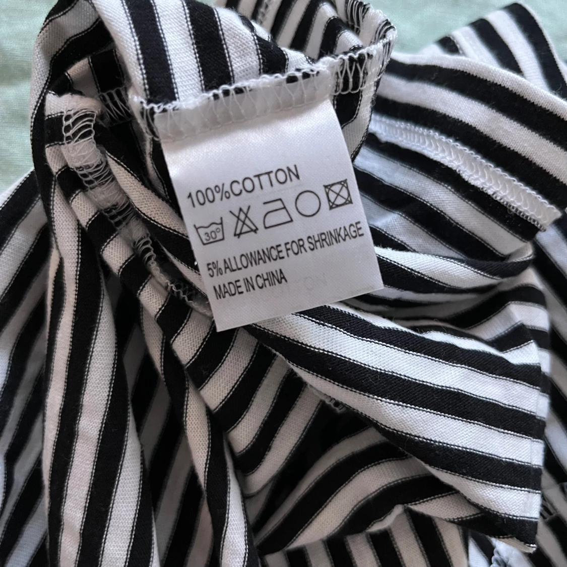 Svartvit randig ärmlös klänning strl L - 91