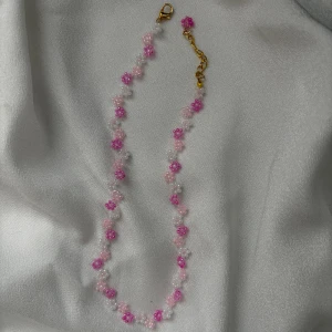 Handgjort halsband 🌸 - Tillgänglig i blått och gult 