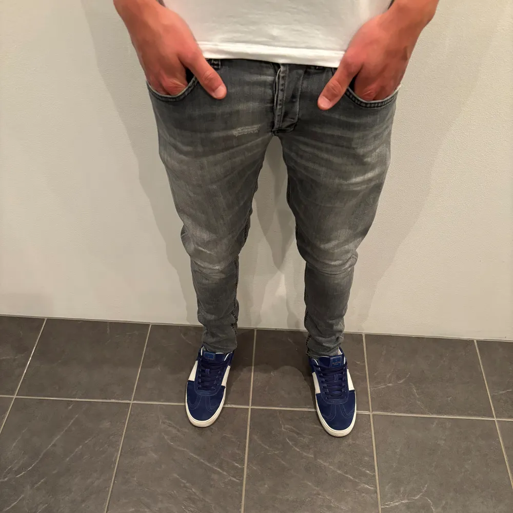 Trendigaste jeansen på marknaden! Hej, Säljer nu dessa sjukt snygga dondup jeans som är perfekt till våren och sommaren  Storlek= 33 Skick= 9,5/10 Ny pris= 4000 kr Säljs för= 999 kr. Jeans & Byxor.