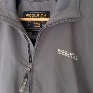Riktigt fet jacka från Woolrich, perfekt för hösten eller våren. Perfekt skick 10/10. Skriv vid frågor!