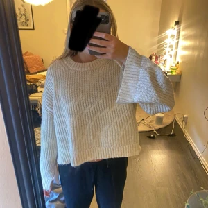 Stickad tröja från Gina🤍 - Jättefin beige stickad tröja som bara är använd några få gånger i storlek M men jag skulle säga att den sitter som en S🤍🤍utan några defekter❣️