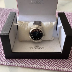 Hej, jag säljer min klocka då jag inte har en användning av den längre och vill få ihop snabba pengar inför sommaren. Hör av er :)  - Den är använd men skicken är fortfarande bra. Nypris kostar ungefär 5 lax.