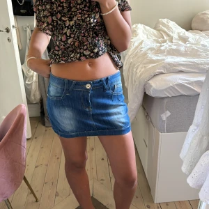 lågmidjad jeanskjol - Snygg jeanskjol som e lågmidjad! Midjemått:37cm Längd:30cm