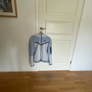 Nike tech  - Nike tech i bra skick. Köpt i XL i barn storlek men sitter som en vuxen i Xs. Säljer pga att den inte kommer till användning. Pris kan diskuteras. 