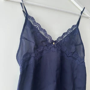 Sovtopp - Jättesöt sovtopp med en liten rosett samt ett smycke i mitten. I mycket fint skick