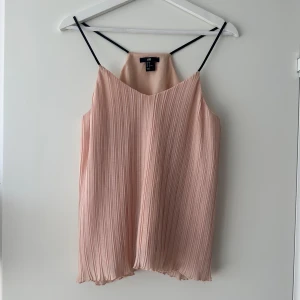 Linne - Gulligt aprikosfärgat linne, använd fåtal gånger så i mycket fint skick.