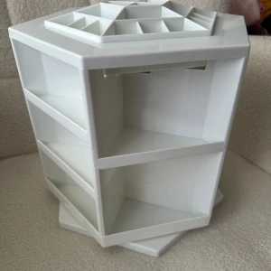 Sminkställ - Sminkställ med många fack och snurrfunktion, i mycket fint skick. 