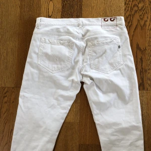 Dondup george - Dondup george jeans vita. Jätte snygga på sommaren och väldigt bra skick. Storlek 33 men passar bättre som 32. Sugen på byte i samma modell men ett par som passar 33/34. Tar gärna emot rimliga bud.