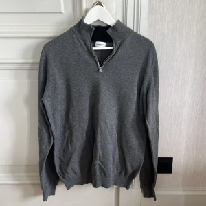 John Henric Quarter Zip - John Henric Quarter Zip Storlek L Köpt från John Henrics hemsida nyligen för runt 1000-1500kr Fraktar samma dag som köp! Mitt pris 799 men kan gå med vid snabb affär! 