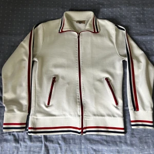 Kofta - Jättefin, vit kofta. Använd ett fåtal gånger men är i nyskick. 