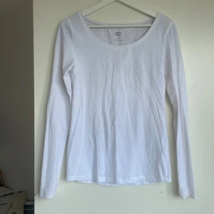 Tröja  - Tunnare tröja. Vit 