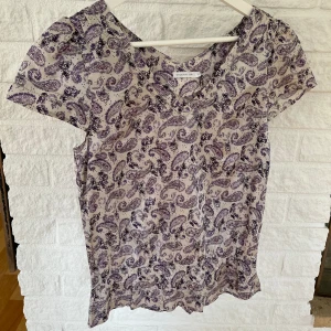 Blus - Superfin blus från märket Stockh lm. Fint material av silke och bomull. Använd ett fåtal gånger, är i fint skick 💓