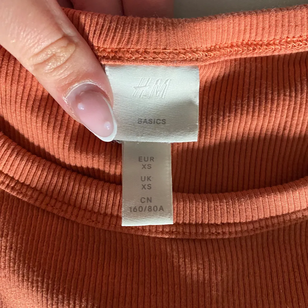 Fin orange t-shirt från H&M i storlek XS!💞. T-shirts.