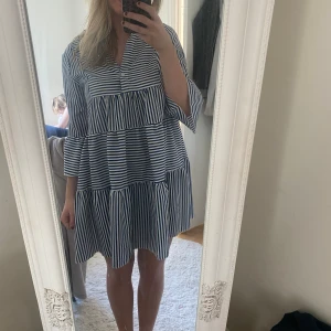 Sommarklänning  - Super söt randig klänning från HM 