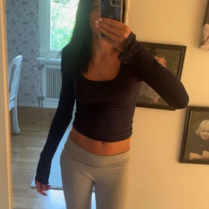 Soft touch tröja med slit - Soft touch tröja från Gina med slit på ärmarna❤️💋