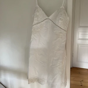 Vit Zara-klänning  - Super fin och somrig klänning från Zara. Mycket bra skick! 🩵🩵 kan tänkas sälja för billigare vid snabb affär❤️
