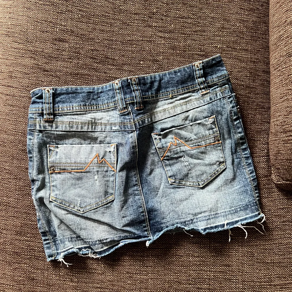 Säljer denna så snygga jeans kjol❣️passar nån med XS/S bäst men står M i💕. Kjolar.