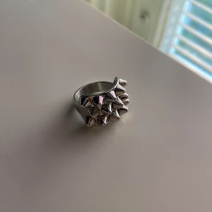 Edblad ring  - Säljer den här fina ringen från Edblad🩷❤️. Säljer för att jag inte gillar silver, har använt den cirka 2 gånger. 💕🤩