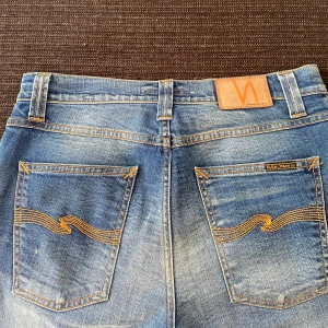 Nudie jeans - Ett par riktigt feta nudie jeans i den populära modellen ”Lean Dean”💸👖| Jeansen är i utmärkt skick och har en grymt snygg tvätt! ✅ | Jag på bilden är ca 182. | Hör av er vid mer frågor eller bilder!