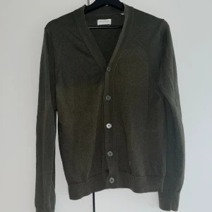 These Glory Days Cardigan - Grön cardigan från These glory days. Mycket bra skick i storlek S, gjord på merinoull.