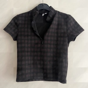 Rutig top  - Top från Nelly i storlek S. Fint skick. Köparen står för frakten men kan mötas i Kalmar. 