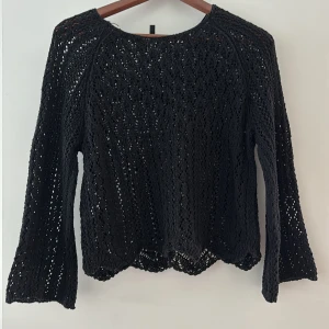 Virkad tröja - Tröja med trekvartsärm! Så snygg , perfekt med jeansshorts. Bra skick🩷