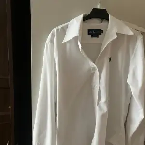 mammas gamla ralph lauren skjorta i vit. säljer pga att den inte blir använd. 🤍  (storleken är xl men den är som en s/m) 