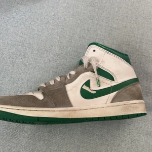 Jordan 1 - Skon är i bra skick men den har tappat färg på Nike märket som du kan se på första bilden.  Ny pris 2499 Mitt pris 800