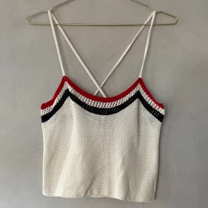 Broderat linne. Zara  - Croppad broderat linne i Tommy Hilfiger färger. Ny från zara 