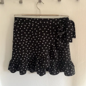 Svart kjol - Kjolen köpt på newyorker förra sommaren. Bra skick använd några gånger men är som ny.