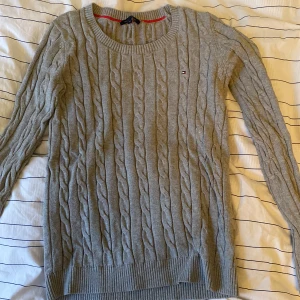 Kabelstickad hilfiger träja - Säljer min gråa hilfiger tröja då jag inte kommer ihåg när jag använde den sist😅Den är som ny och otroligt bekväm och jag säljer vidare till någon som kommer få mer användning av den☺️