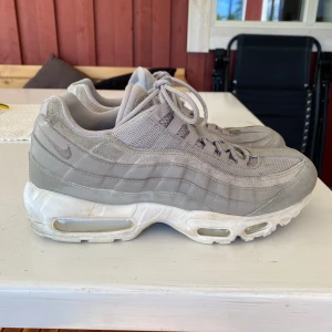 Nike air Max 95 - Hej, säljer mina Nike air Max 95 då jag inte använder dem längre. De är ganska slitna och därav priset (se bilderna) Tveka inte att höra av dig om frågor eller fler bilder!