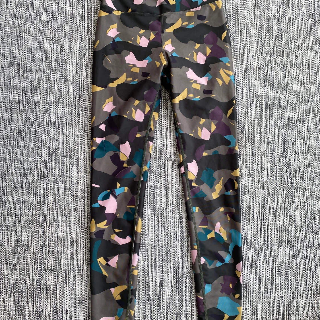 Gröna mönstrade träningstights i strl S