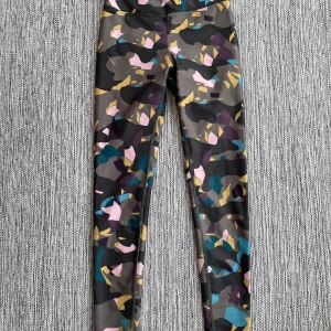 Gröna mönstrade träningstights i strl S - Gröna mönstrade träningstights i strl S.  Sparsamt använd och i fint begagnat skick.  Mått Midjan: ca 31 cm Längd från grenen och ner: ca 70 cm  77% polyester och 23% elastan 