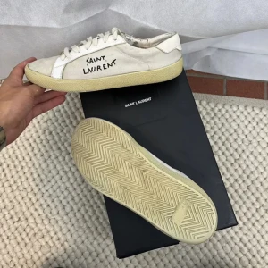 Saint Laurent skor  - Jag säljer mina Saint Laurent skor då dem ej kommer till någon användning, skorna är i rätt bra skick och väldigt snygga inför sommaren. Fler frågor om fler bilder skriv privat.