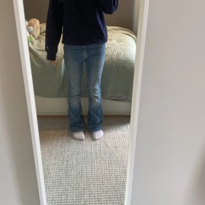 Bootcut jeans  - Så fina, och sköna jeans från Vero Moda. De är i storlek M och är 32 i längden. Skulle säga att de passar S. Säljer då de inte kommer till användning. Kontakta gärna vid frågor.🤍Pris kan diskuteras!!!