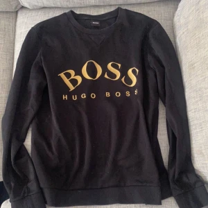 Hugo boss - Hej! Säljer en snygg Hugo boss Hoodie i storlek M. Ny pris 1499kr mitt pris 400kr. Pris kan diskuteras.