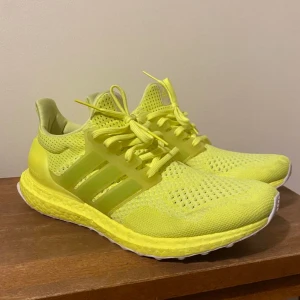 Adidas ultra boost  - Tja säljer mina adidas ultra boost tyckte inte dom passade mig så bra inga mer än så använt dom så fåtal gånger så ger ett rimligt pris  