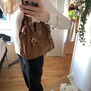 Brun pradaliknande väska - Skriv för fler bilder! Inga defekter ❤️