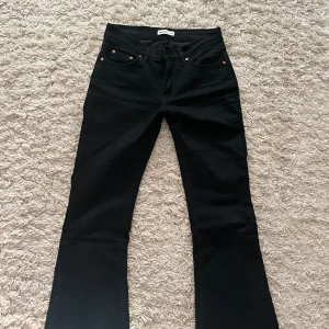 Lågmidjade jeans  - Svarta supersnygga lågmidjade jeans från Gina 😍