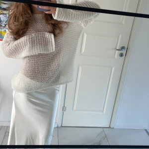 Stickad tröja🤍🤍 - Superfin mysig tröja som är tex så snygg nu till sommaren att ha över bikinin💕💕