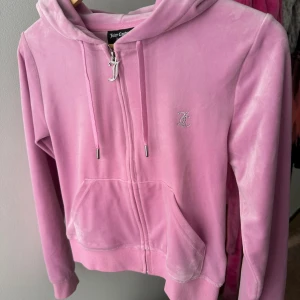 Ljusrosa Juicy Couture kofta - Ljusrosa Juicy Couture kofta storlek S med diamanter 💎 mycket fint skick, nästan aldrig använd.  