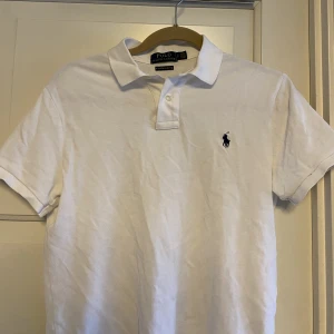 Ralph lauren piké  - Vit ralph lauren piké i storlek S (hojta vid funderingar!). Skick 8/10. 