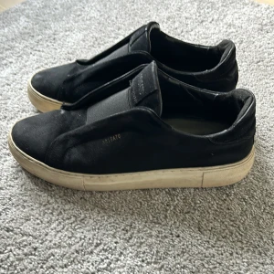 axel arigato - Storlek 43, skick 7/10, har haft dem ett tag men inte använt dem på typ två år, vid intresse skriv gärna kan skicka fler bilder privat om de skulle va nödvändigt, pris kan diskuteras vid snabb affär,